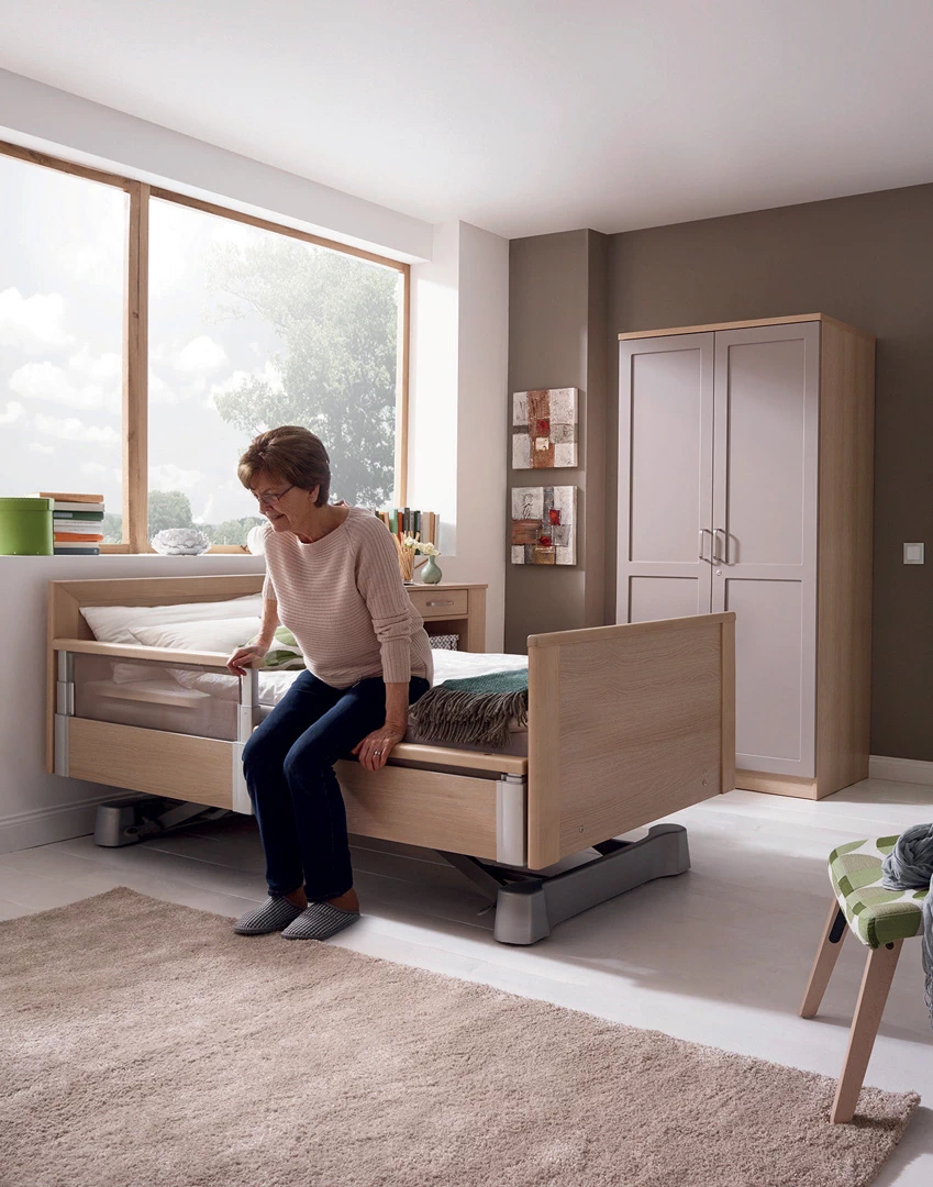 Letto ortopedico elettrico a una piazza con sponde di sicurezza per anziani e disabili